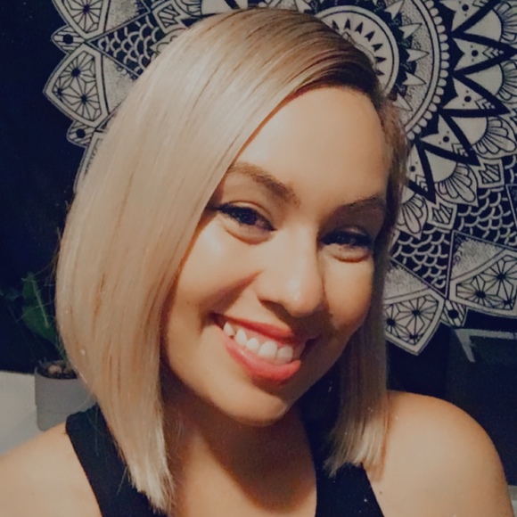 Meet your Posher, Claudia - Picture 1 of 1